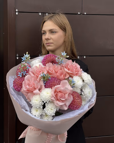 Букет квітів з троянд, жоржин і оксипеталуму — "Синя фантазія"
